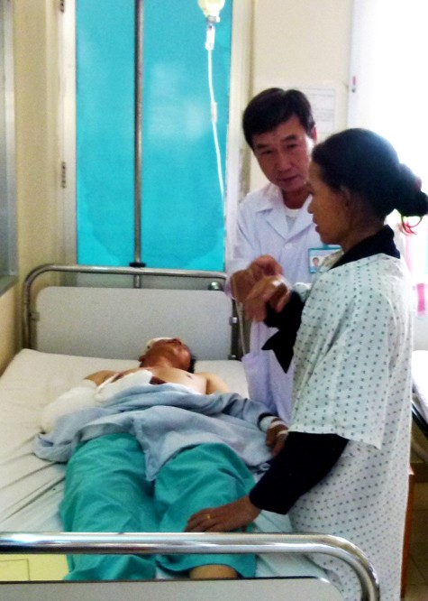Bác sĩ Trần Quốc Hiền - Trưởng khoa Ngoại thần kinh thăm khám trước khi đưa ông Khanh đi chụp não lần 2.